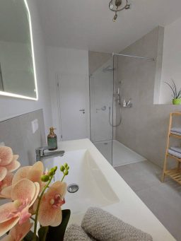 Helles Badezimmer mit Dusche 