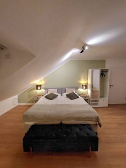 Helles Schlafzimmer mit einem Box-Spring-Doppelbett und Nachttische