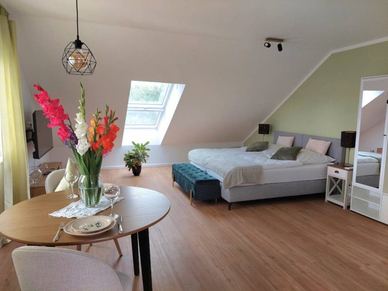 Geräumiges Zimmer mit einem Boxspring-Betten, Esstisch und Kleiderschrank